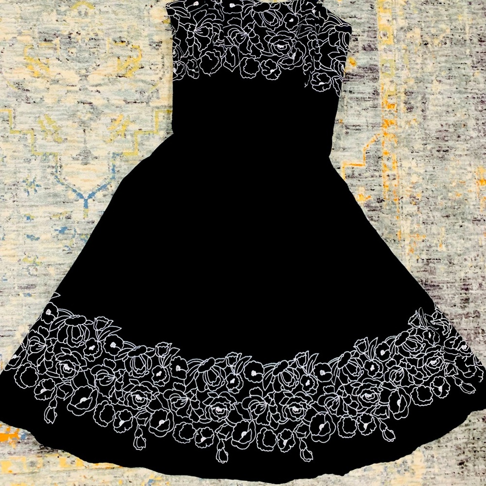 Black & white dress oozes glamour!